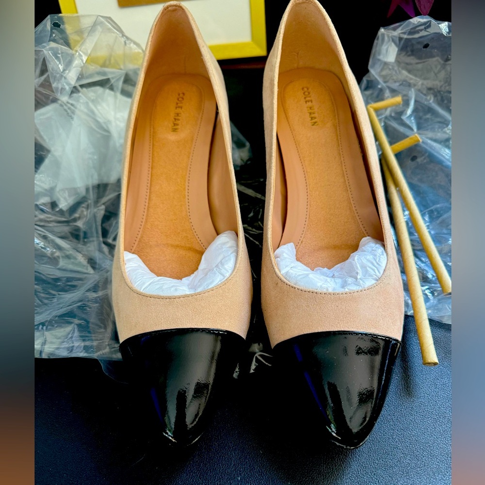 NWOB Cole Haan low heel pumps 11 Beige and patent black